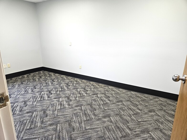 More Photos Of 4700 Mcleod Dr E, Saginaw Medical For Lease