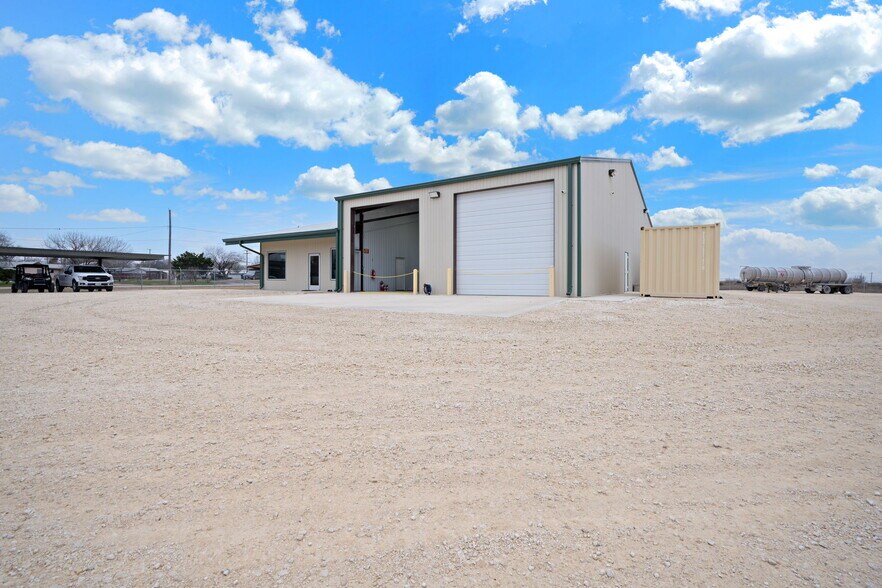 More Photos Of 200 N Yule Ave, Charlotte Office For Sale