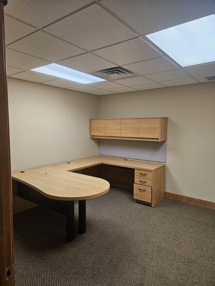 More Photos Of 3049 Ramada Way, Green Bay Flex For Lease