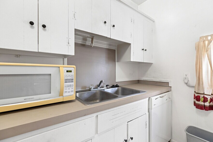 More Photos Of 805 N Magnolia Ave, Luling Flex For Sale