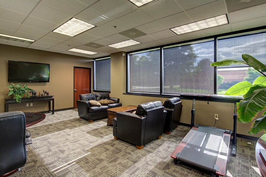 More Photos Of 11200 W 93rd St, Overland Park Flex For Lease