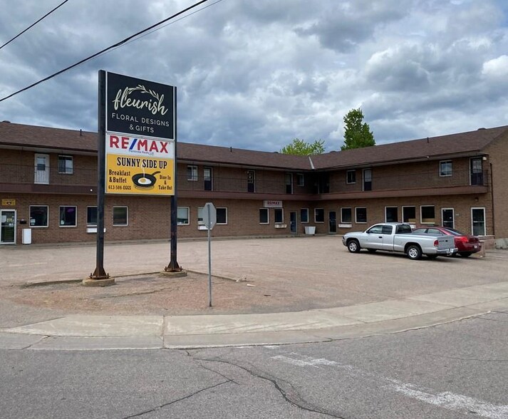 More Photos Of 1049 Victoria St, Petawawa Apartments For Sale
