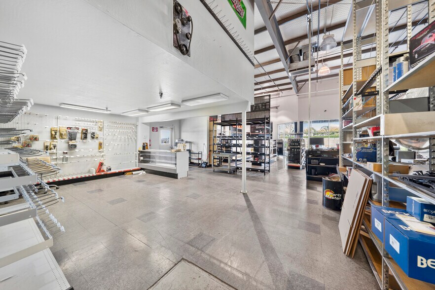 More Photos Of 3755 Crater Lake Hwy, Medford Freestanding For Sale