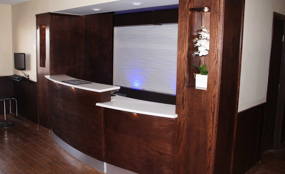 More Photos Of 1106 E Main St, Marshall Hotel For Sale