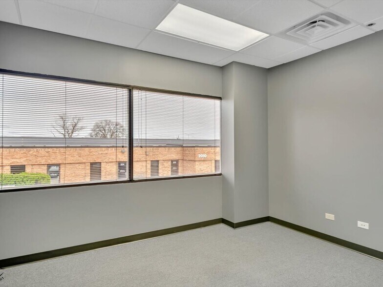 More Photos Of 1990 E Algonquin Rd, Schaumburg Office For Lease