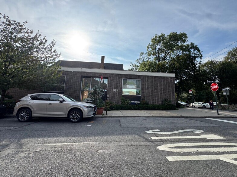 Primary Photo Of 918 Pelham Pky S, Bronx Medical For Lease
