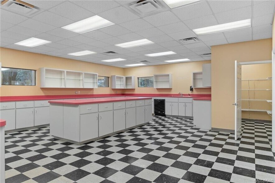 More Photos Of 102 E Highland Blvd, Inverness Drugstore For Sale