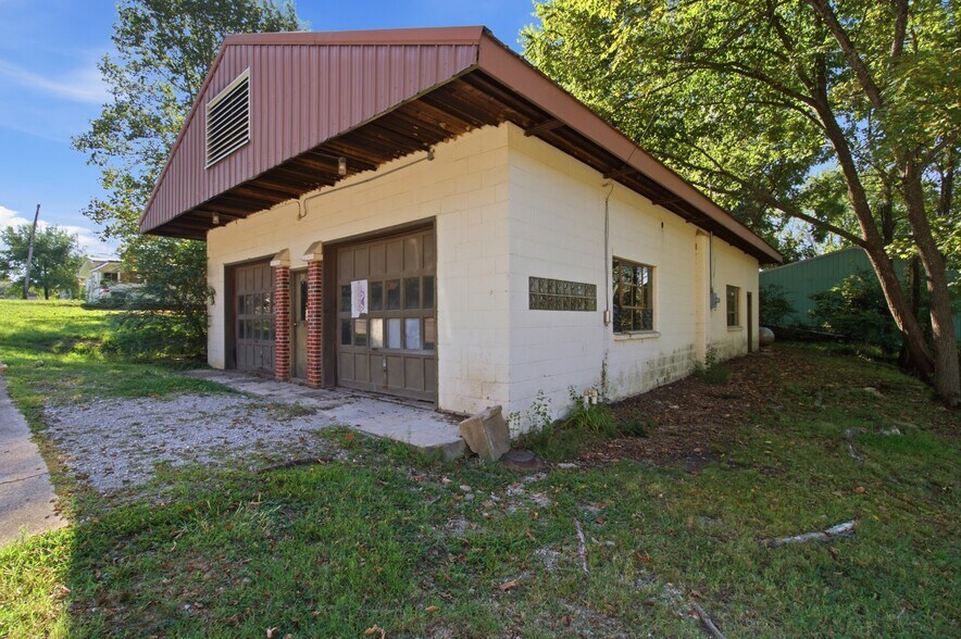 More Photos Of 902 S Hill St, West Plains Office For Sale