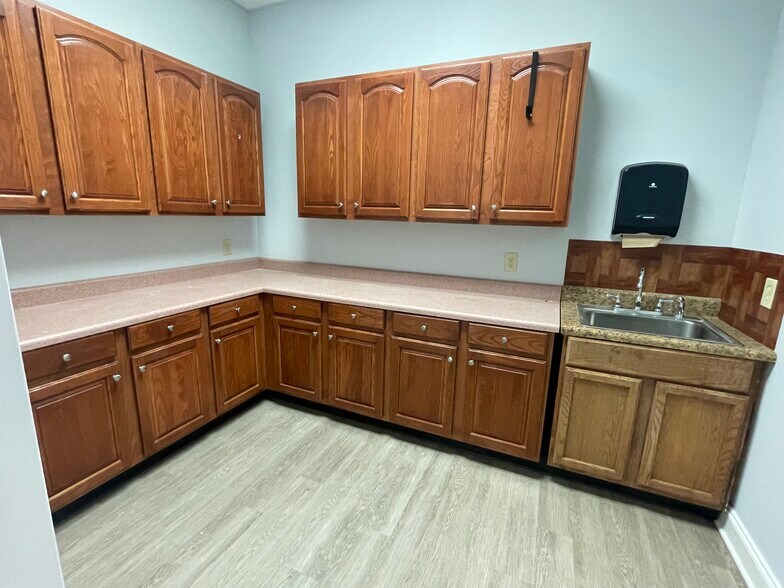 More Photos Of 1403 E Greenville St, Anderson Medical For Lease