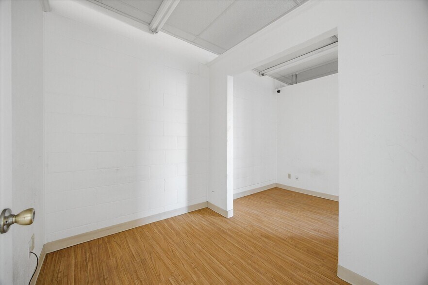 More Photos Of 2108 Monroe St, Commerce Showroom For Lease