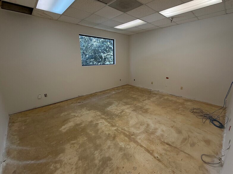 More Photos Of 355 Hiatt Dr, Palm Beach Gardens Showroom For Lease