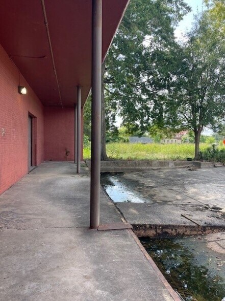 More Photos Of 1965 Main St, Baton Rouge Warehouse For Lease