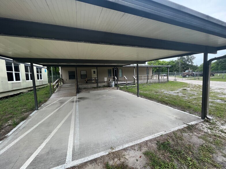 More Photos Of 20907 Bowman Rd, Spring Hill Light Distribution For Sale