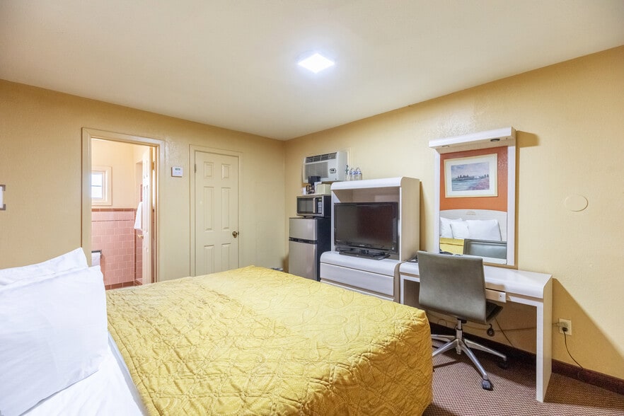 More Photos Of 1100 Main St, Knox City Hotel For Sale