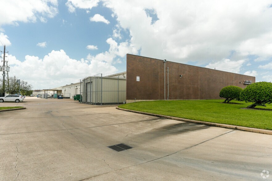 More Photos Of 2525 W Bellfort St, Houston Research And Development For Lease