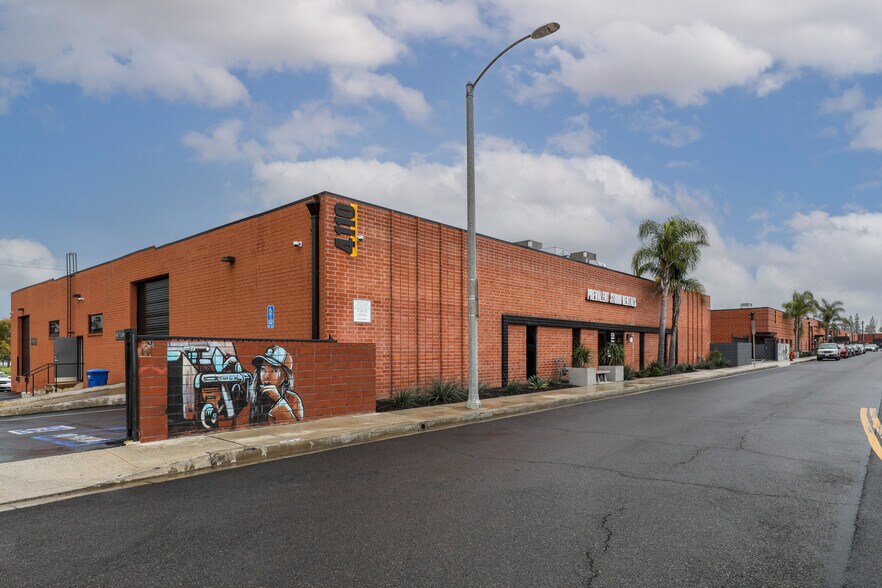 More Photos Of 4406-4408 Vanowen St, Burbank Warehouse For Lease
