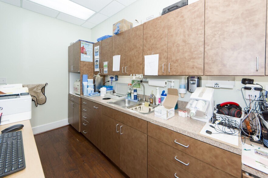 More Photos Of 531 Folly Rd, Charleston Medical For Sale