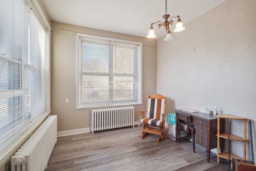 More Photos Of 215 St De Castelnau E, Montréal General Retail For Lease