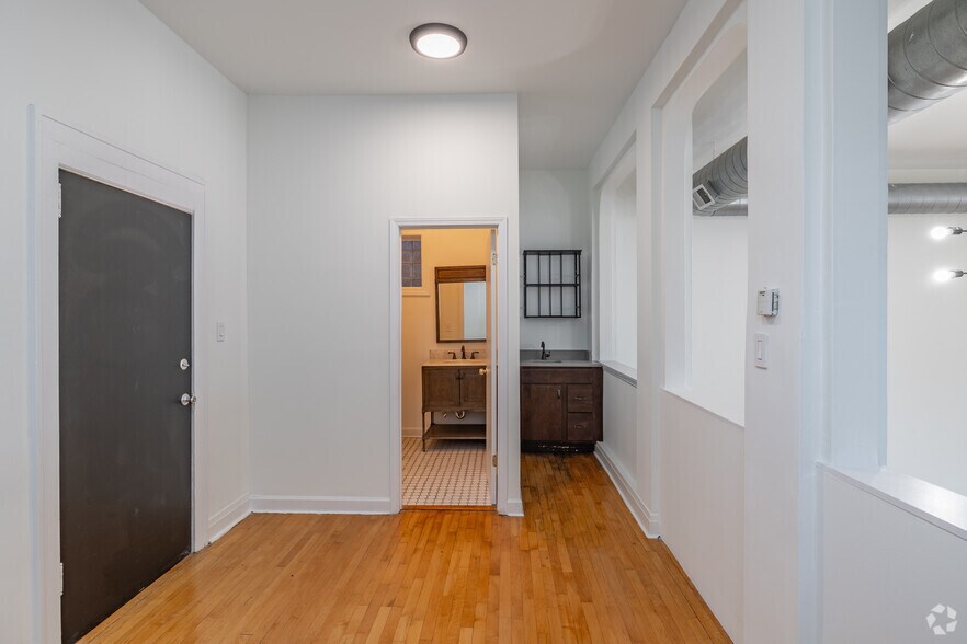 More Photos Of 2012 N Western Ave, Chicago Storefront Retail Residential For Lease