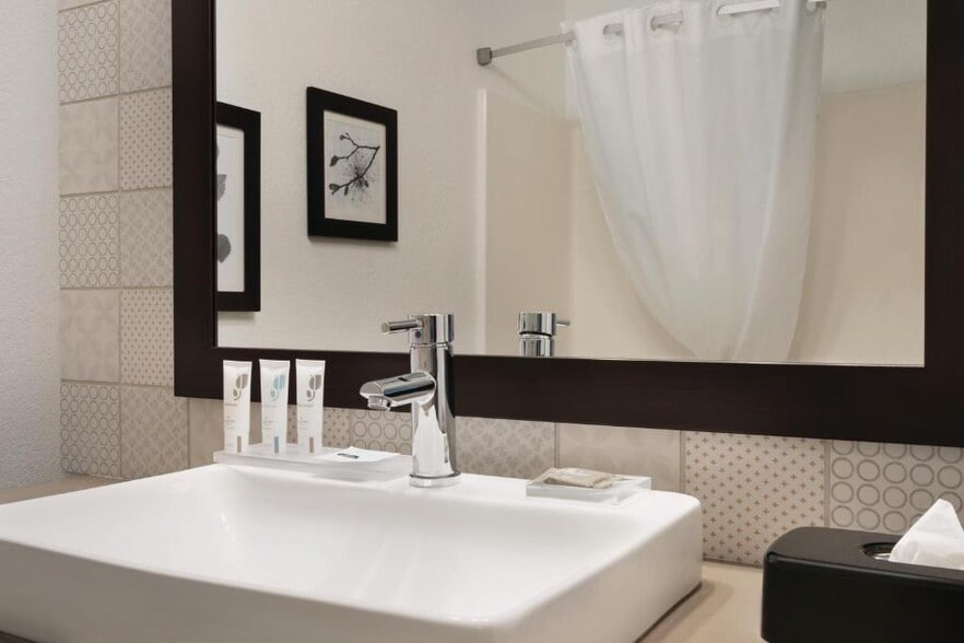 More Photos Of 1330 Highway 10, Detroit Lakes Hotel For Sale