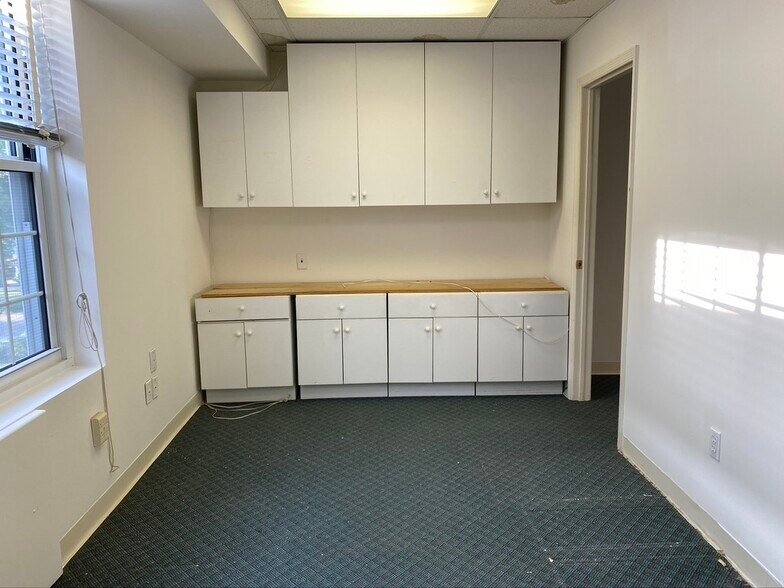 More Photos Of 85 Forest Ave, Locust Valley Office For Lease