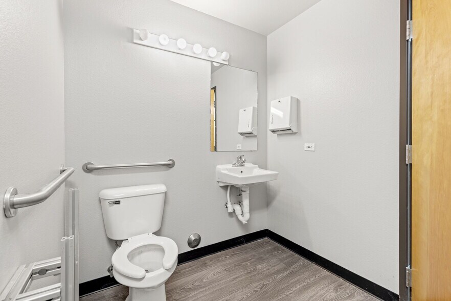 More Photos Of 275 Waneka Pky, Lafayette Freestanding For Lease