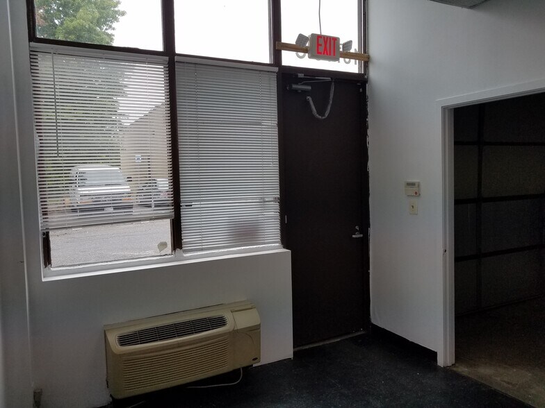 More Photos Of 18775 N Frederick Rd, Gaithersburg Warehouse For Lease