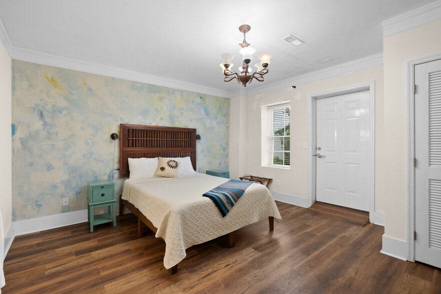 More Photos Of 108 Cumberland St E, Cowan Specialty For Sale