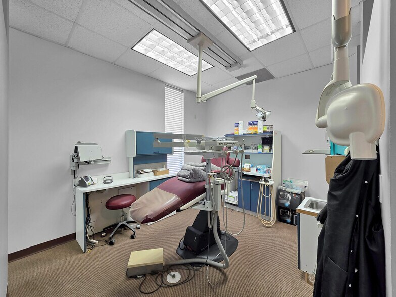 More Photos Of 6429 Fairmont Pky, Pasadena Office For Sale