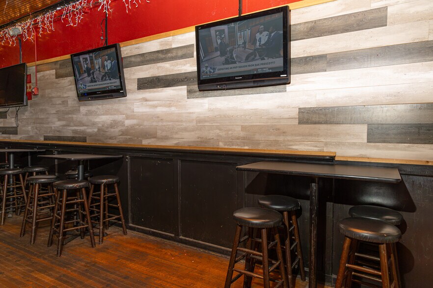 More Photos Of 139 E Hopkins St, San Marcos Bar For Sale