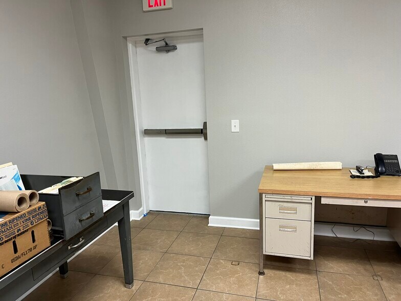 More Photos Of 2400 W Herman St, Pensacola Warehouse For Sale