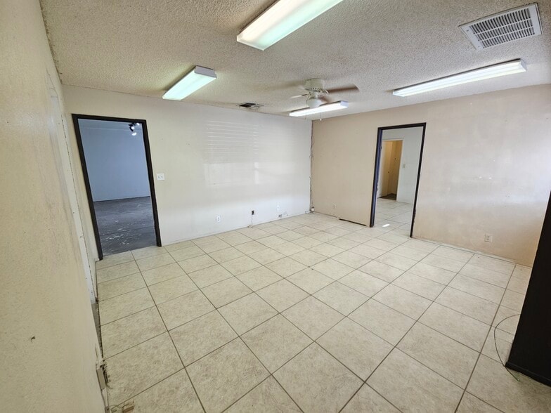More Photos Of 3829 Rising Sun Rd, Bullhead City Distribution For Lease