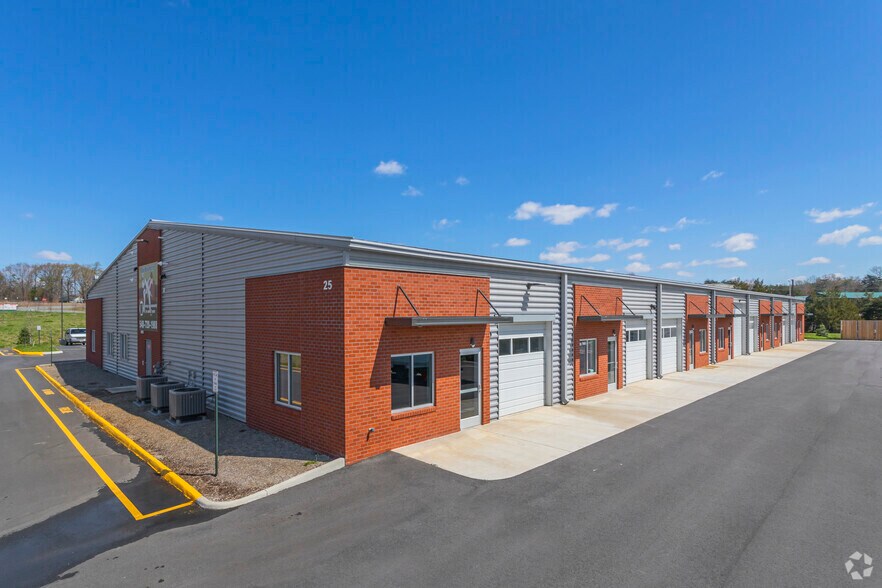 More Photos Of 25 Centreport Pky, Stafford Flex For Lease