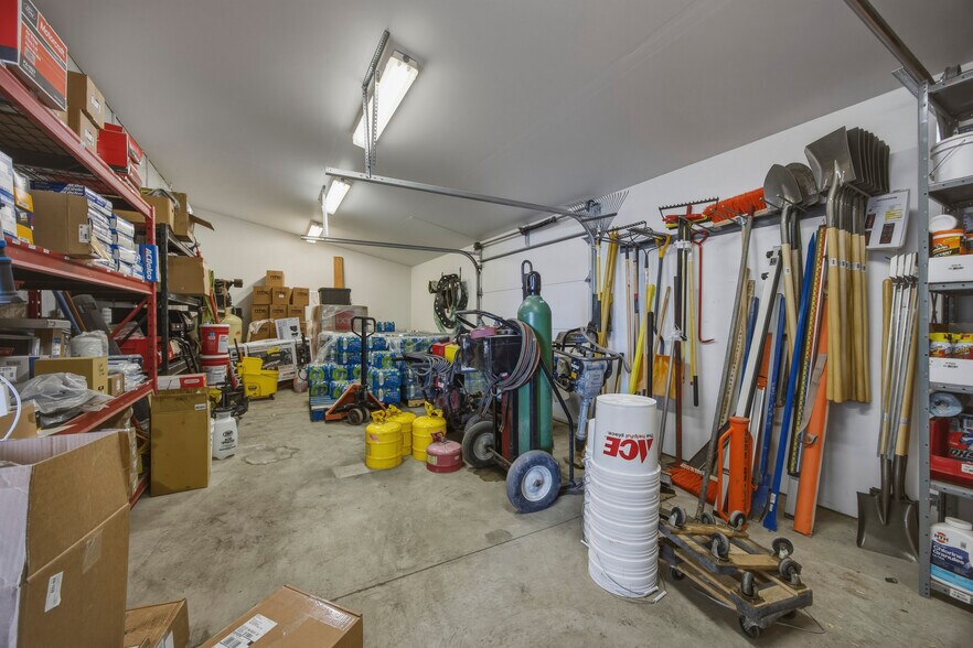 More Photos Of 2213 Henderson Loop, Richland Warehouse For Sale