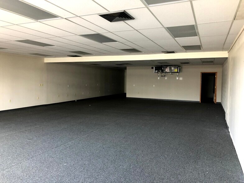 More Photos Of 195-209 Cottage Grove Rd, Madison Storefront For Lease