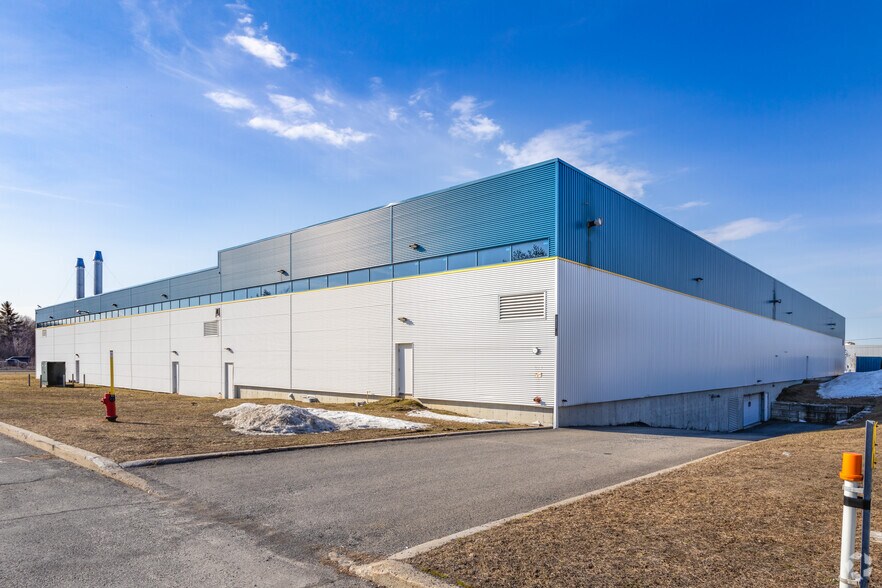 More Photos Of 2275 Boul des Entreprises, Terrebonne Warehouse For Lease