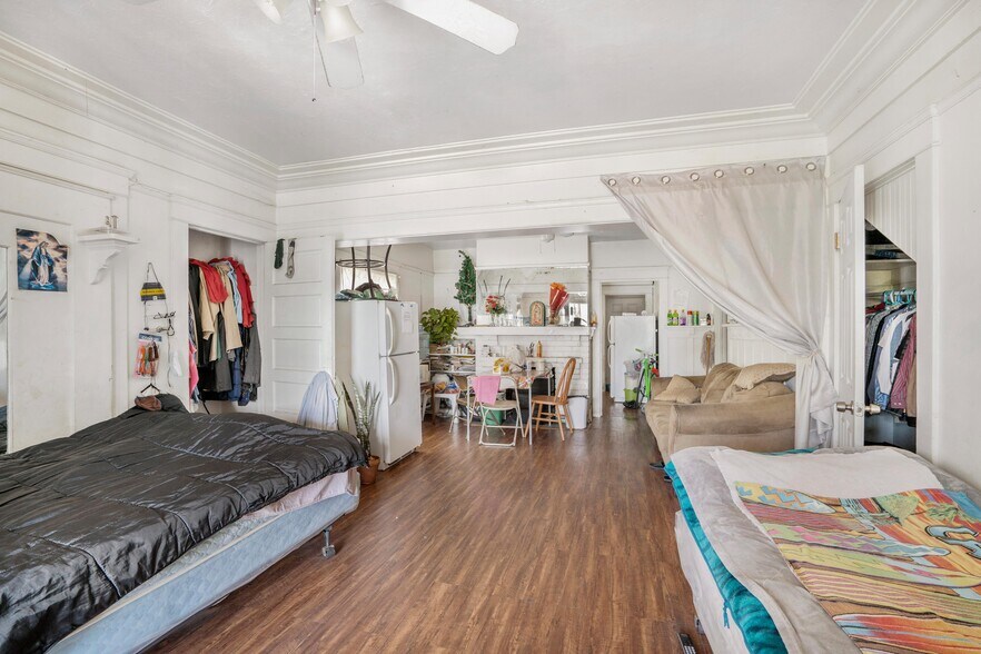 More Photos Of 239 W 43rd St, Los Angeles Apartments For Sale