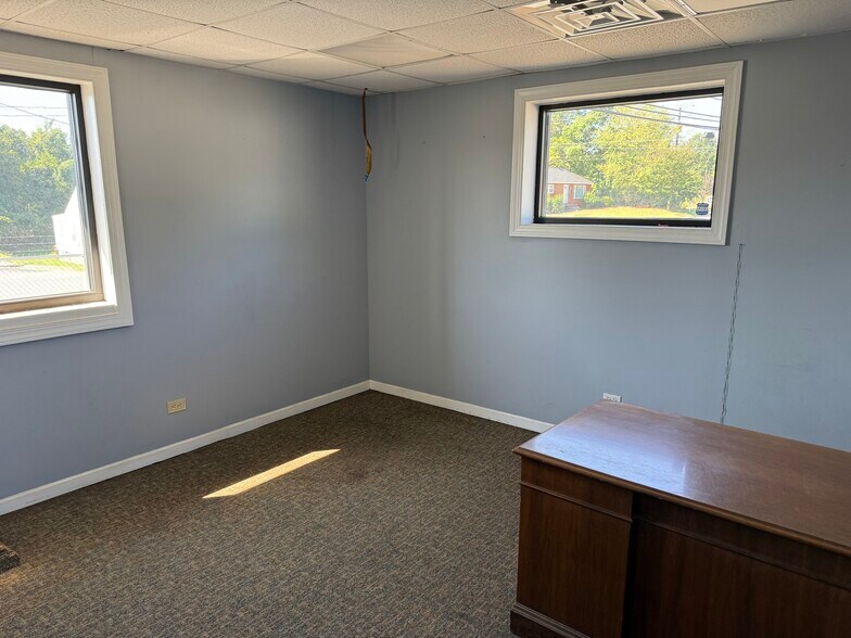 More Photos Of 900-920 W Fairfield Rd, High Point Warehouse For Lease