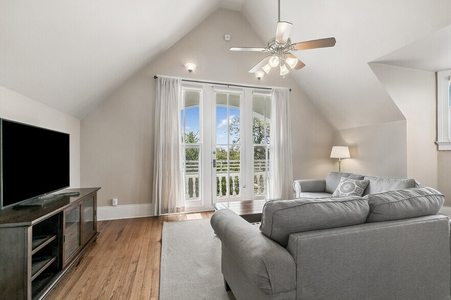 More Photos Of 2727 Saint Charles Ave, New Orleans General Retail For Sale