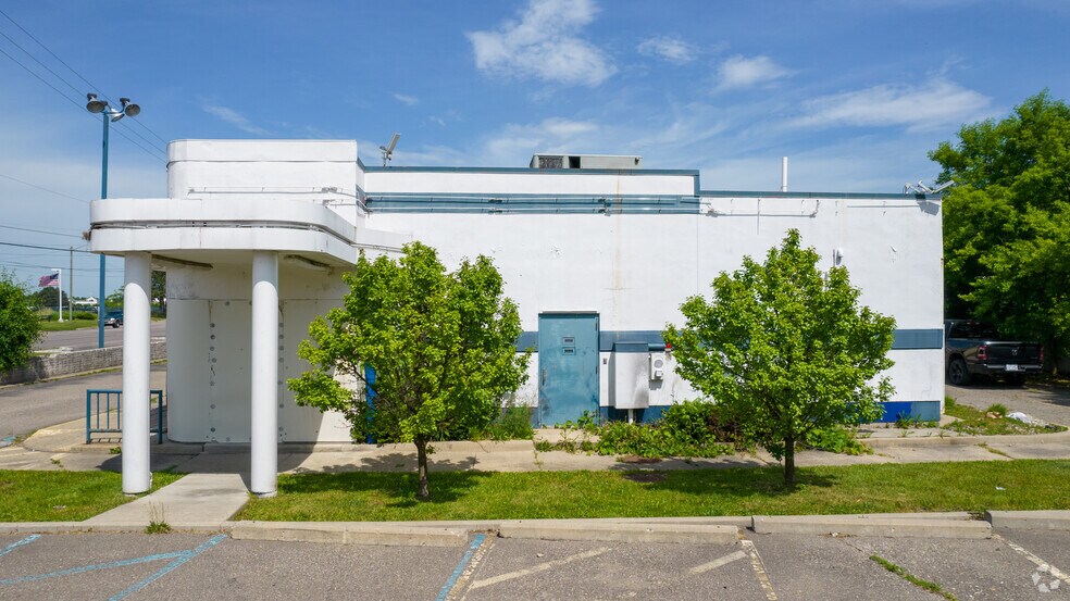 More Photos Of 2299 Elizabeth Lake Rd, Waterford Fast Food For Lease