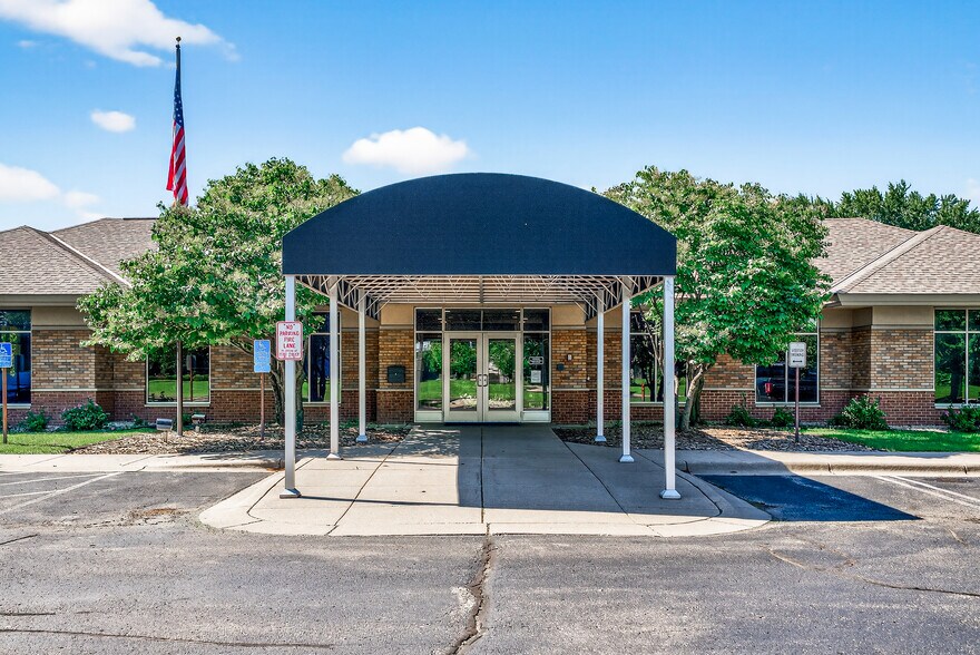 More Photos Of 5505 Cottonwood Ln, Prior Lake Office For Sale