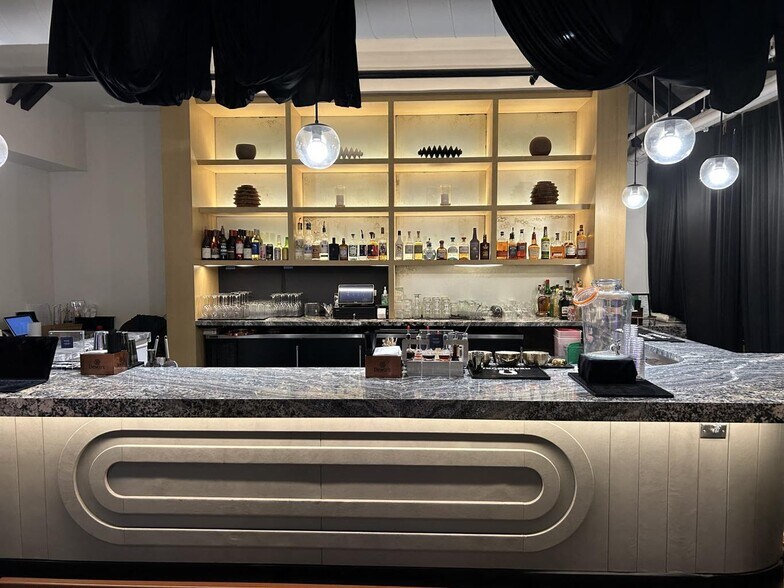More Photos Of 5211 W Adams Blvd, Los Angeles Storefront Retail Office For Lease