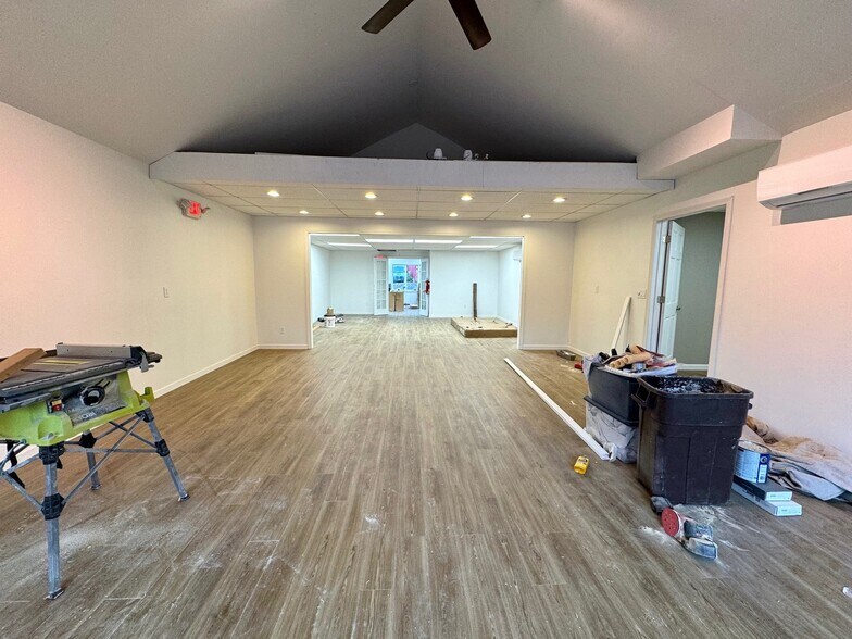 More Photos Of 2016 Straits Tpke, Middlebury Storefront Retail Office For Lease