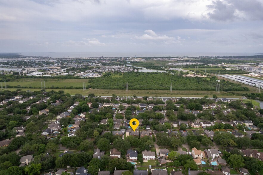 More Photos Of 124 Lake Point Dr, League City Specialty For Sale