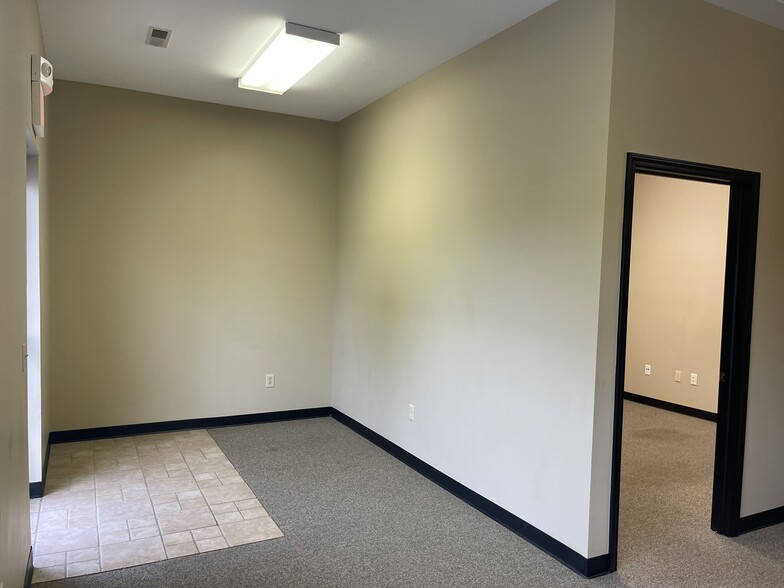 More Photos Of 2585 Eastwood Dr, Columbus Office For Lease