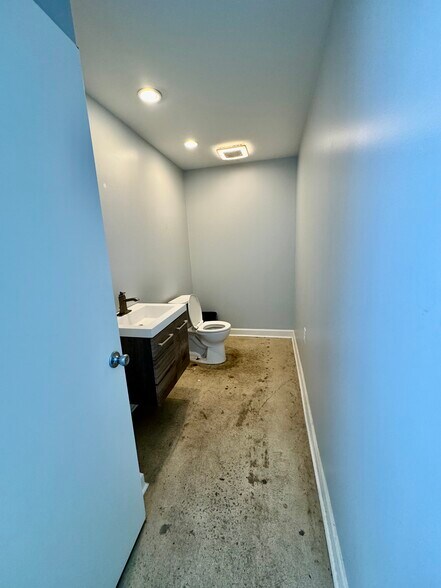 More Photos Of 6190 Old Mendenhall Rd, High Point Warehouse For Lease