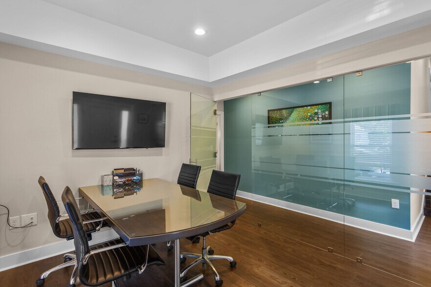 More Photos Of 380 E Market St, Harrisonburg Office For Lease