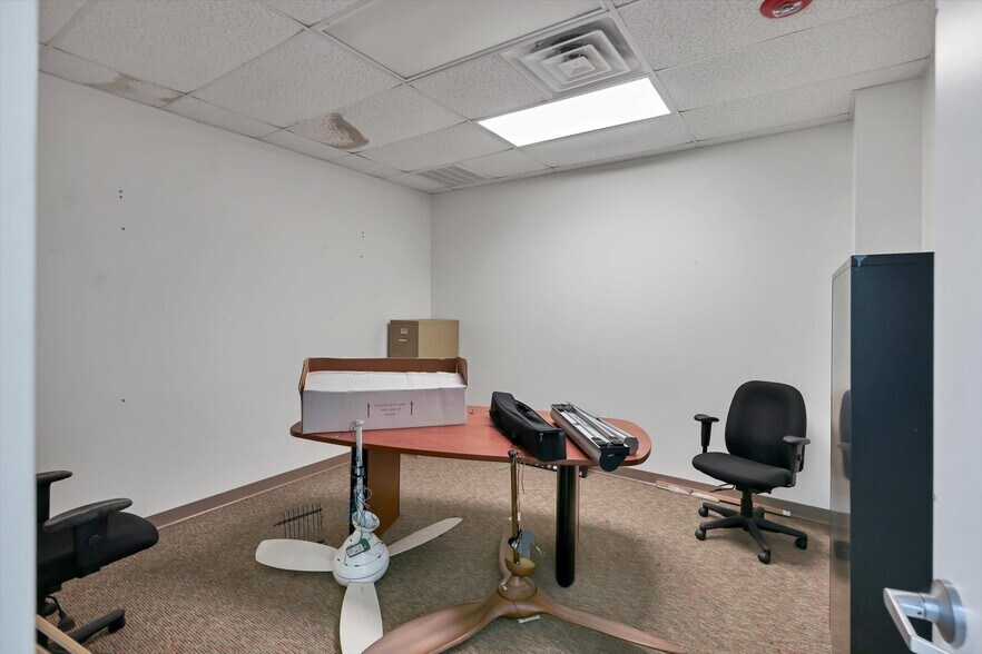 More Photos Of 2451 17th St, Sarasota Showroom For Sale