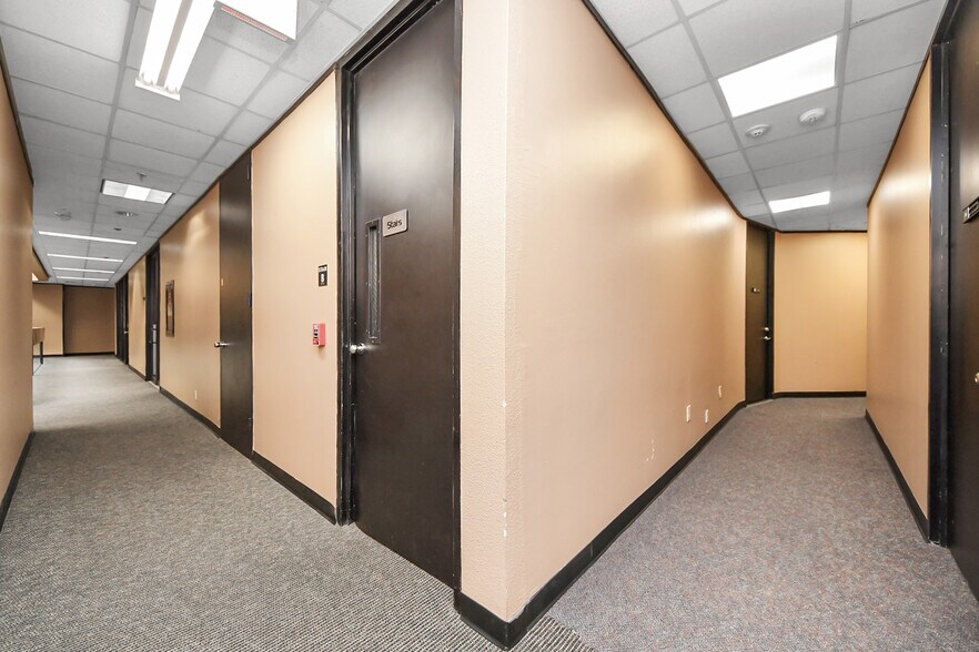 More Photos Of 6100 Corporate Dr, Houston Office For Sale