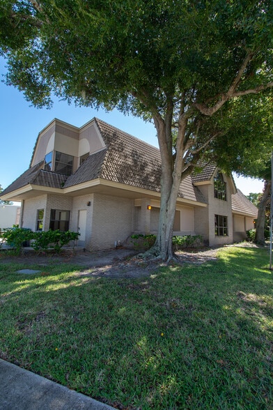 More Photos Of 300 E New Haven Ave, Melbourne Office For Sale